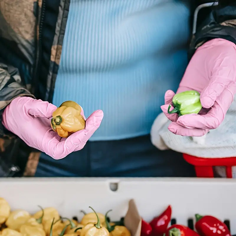 Одноразовые светло-розовые нитриловые перчатки для уборки дома, покраски волос, рисования и обработки пищевых продуктов. Доступны в упаковках по 20, 50, 100, 150 и 200 штук. Идеально подходят для одноразовой одежды.
