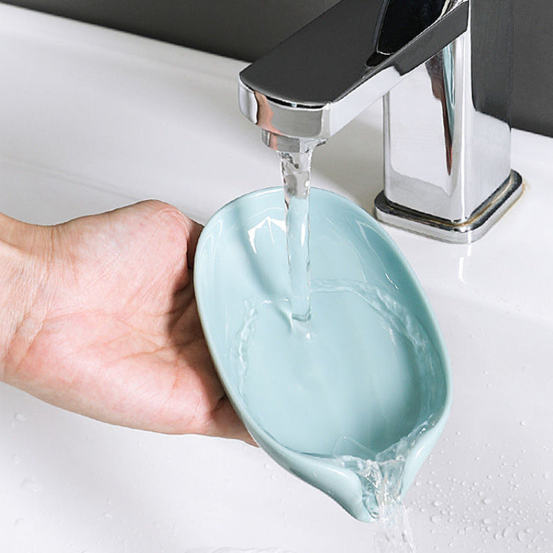 Suv o'tkazmaydigan qopqoq bilan devorga o'rnatiladigan sabun idishi, burg'ulash talab qilinmaydi. Oval plastik ushlagich, suyuqlikni oqizish uchun.