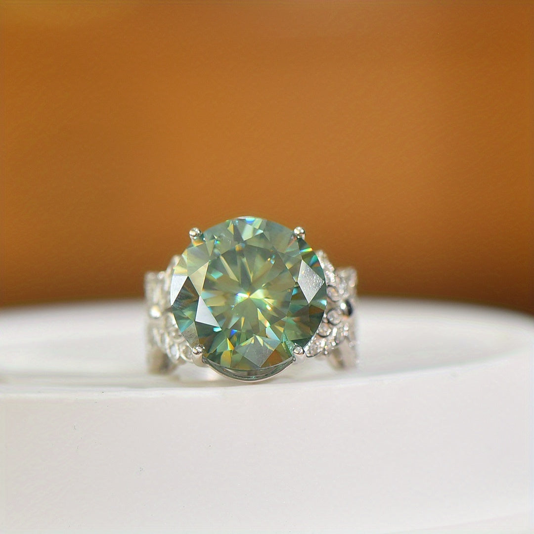 Vintage Bohemian uslubi 10CT Moissanite S925 sterling kumush uzuk ayollar uchun, og'irligi 5.3g - to'ylar, kechki ziyofatlar, tug'ilgan kunlar va yubileylarga ideal. Ushbu ajoyib uzuk porloq Moissanite toshiga ega bo'lib, uni tug'ilgan kun yoki