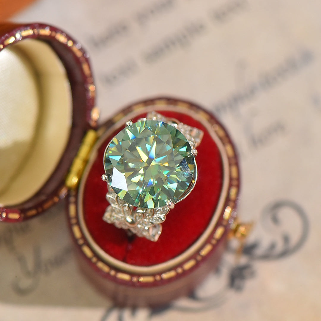 Vintage Bohemian uslubi 10CT Moissanite S925 sterling kumush uzuk ayollar uchun, og'irligi 5.3g - to'ylar, kechki ziyofatlar, tug'ilgan kunlar va yubileylarga ideal. Ushbu ajoyib uzuk porloq Moissanite toshiga ega bo'lib, uni tug'ilgan kun yoki