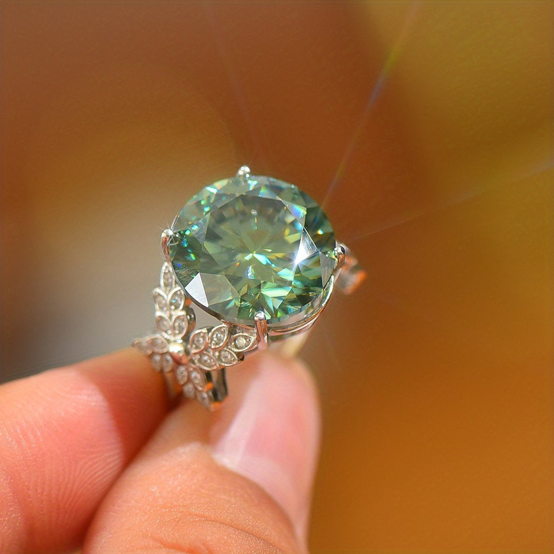 Vintage Bohemian uslubi 10CT Moissanite S925 sterling kumush uzuk ayollar uchun, og'irligi 5.3g - to'ylar, kechki ziyofatlar, tug'ilgan kunlar va yubileylarga ideal. Ushbu ajoyib uzuk porloq Moissanite toshiga ega bo'lib, uni tug'ilgan kun yoki