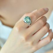 Vintage Bohemian uslubi 10CT Moissanite S925 sterling kumush uzuk ayollar uchun, og'irligi 5.3g - to'ylar, kechki ziyofatlar, tug'ilgan kunlar va yubileylarga ideal. Ushbu ajoyib uzuk porloq Moissanite toshiga ega bo'lib, uni tug'ilgan kun yoki