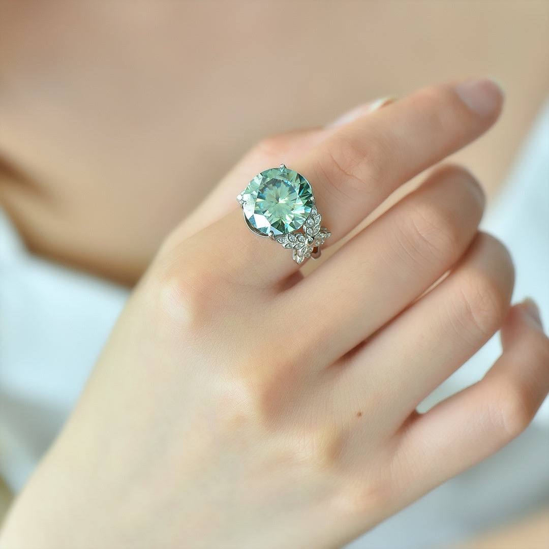 Vintage Bohemian uslubi 10CT Moissanite S925 sterling kumush uzuk ayollar uchun, og'irligi 5.3g - to'ylar, kechki ziyofatlar, tug'ilgan kunlar va yubileylarga ideal. Ushbu ajoyib uzuk porloq Moissanite toshiga ega bo'lib, uni tug'ilgan kun yoki