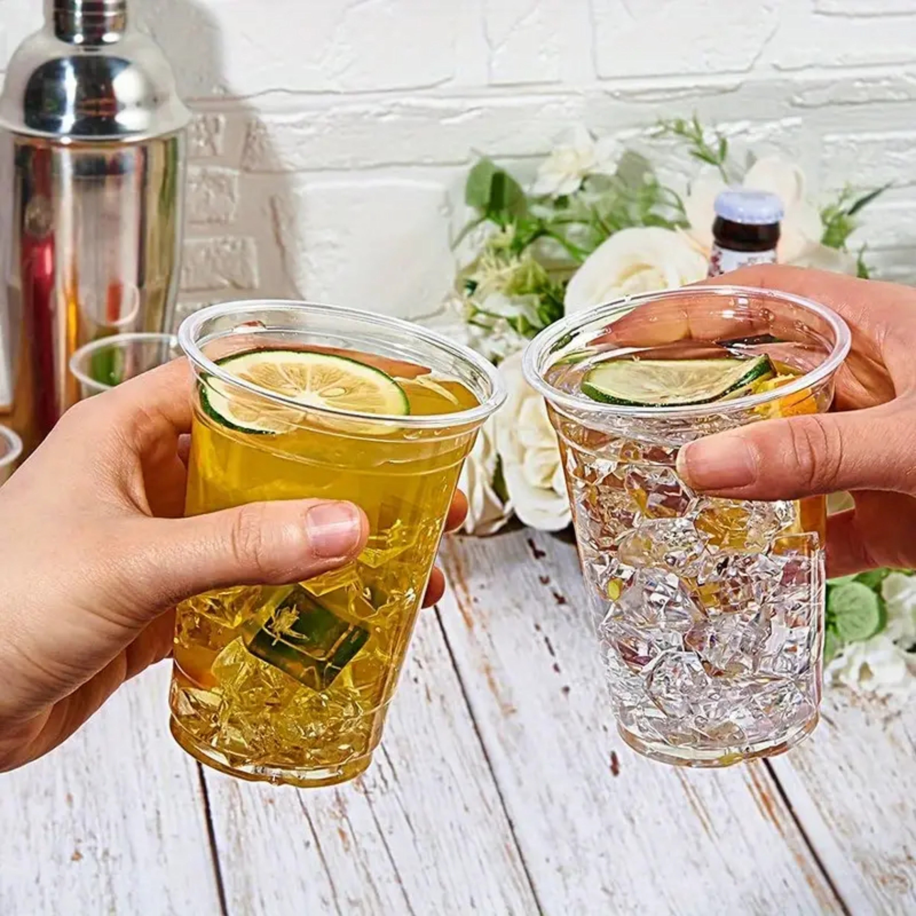 Pack de 50 vasos de plástico desechables transparentes con tapas para fiestas y picnics