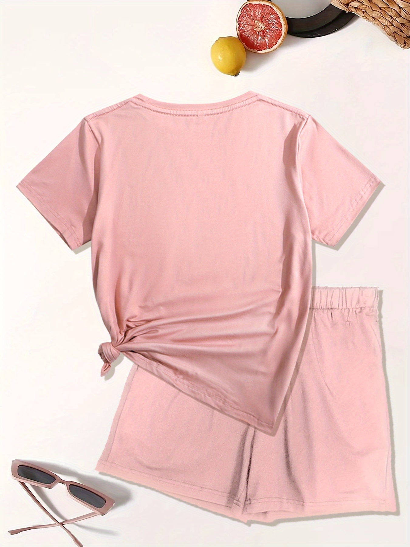 "Parij Frantsiya Pochta Print Ikki Qismli To'plam Ayollar Uchun: Qisqa yengli, yumshoq bo'yinli futbolka va 96% polyester va 4% elastan to'qima matodan tayyorlangan shortlar, barcha mavsumlar uchun mos."