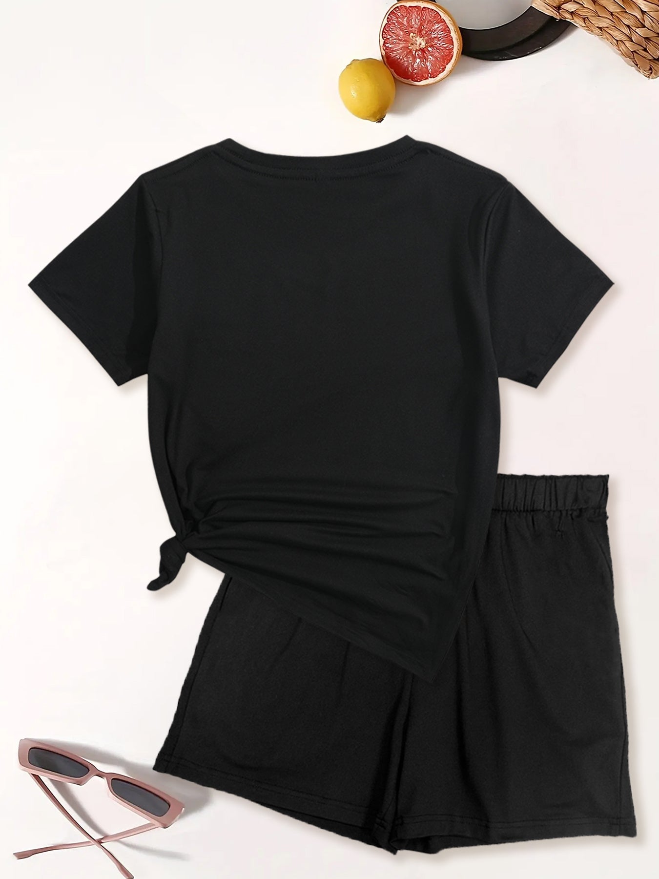 Conjunto de dos piezas para mujer con camiseta de manga corta con estampado de corazones y pantalones cortos de tiro alto en mezcla de poliéster para primavera y verano