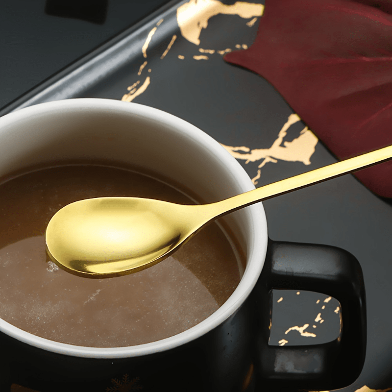 20 ta zanglamaydigan po'latdan yasalgan mini vilkalar va qoshiqchalardan iborat to'plam, oltin barg dizayni bilan