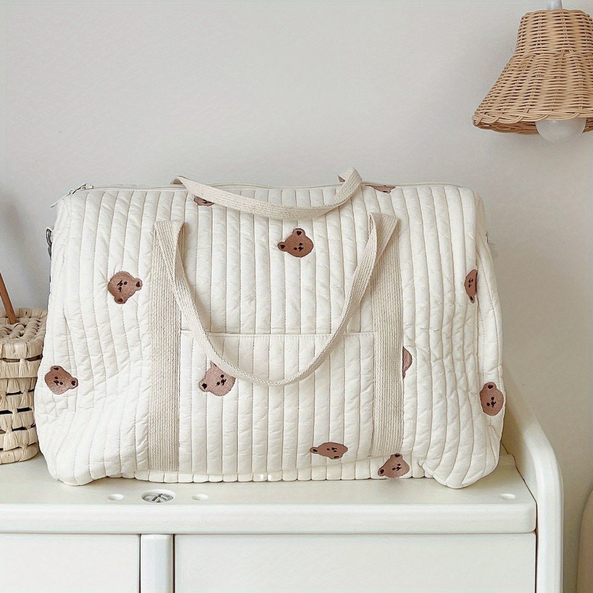 Usulda sayohat qiling, bu 1-dona katta sig'imli duffel sumkasi bilan, u tikilgan dizaynga ega. Ushbu yengil va buklanadigan sumka qulaylik va komfort uchun yelka yoki kesma sumka sifatida taqilishi mumkin.