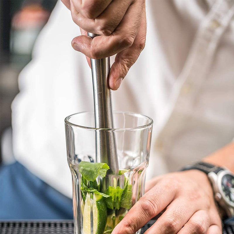 Uyda yoki barlarda ichimliklarni aralashtirish uchun mo'ljallangan, mustahkam zanglamaydigan po'latdan yasalgan mojito muddleri, tsitrus mevalarini, o'tlarni va ziravorlarni maydalash uchun ideal.