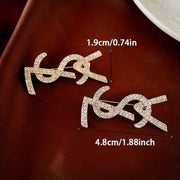 Bu zamonaviy va nafis French ilhomlangan harf broshining ajoyib olmoslar bilan bezatilgan, ayollar uchun o'z kiyimlariga elegans va hashamat qo'shishni istaganlar uchun mukammal. Zamonaviy va yuqori darajadagi jozibani oshirish uchun ideal.