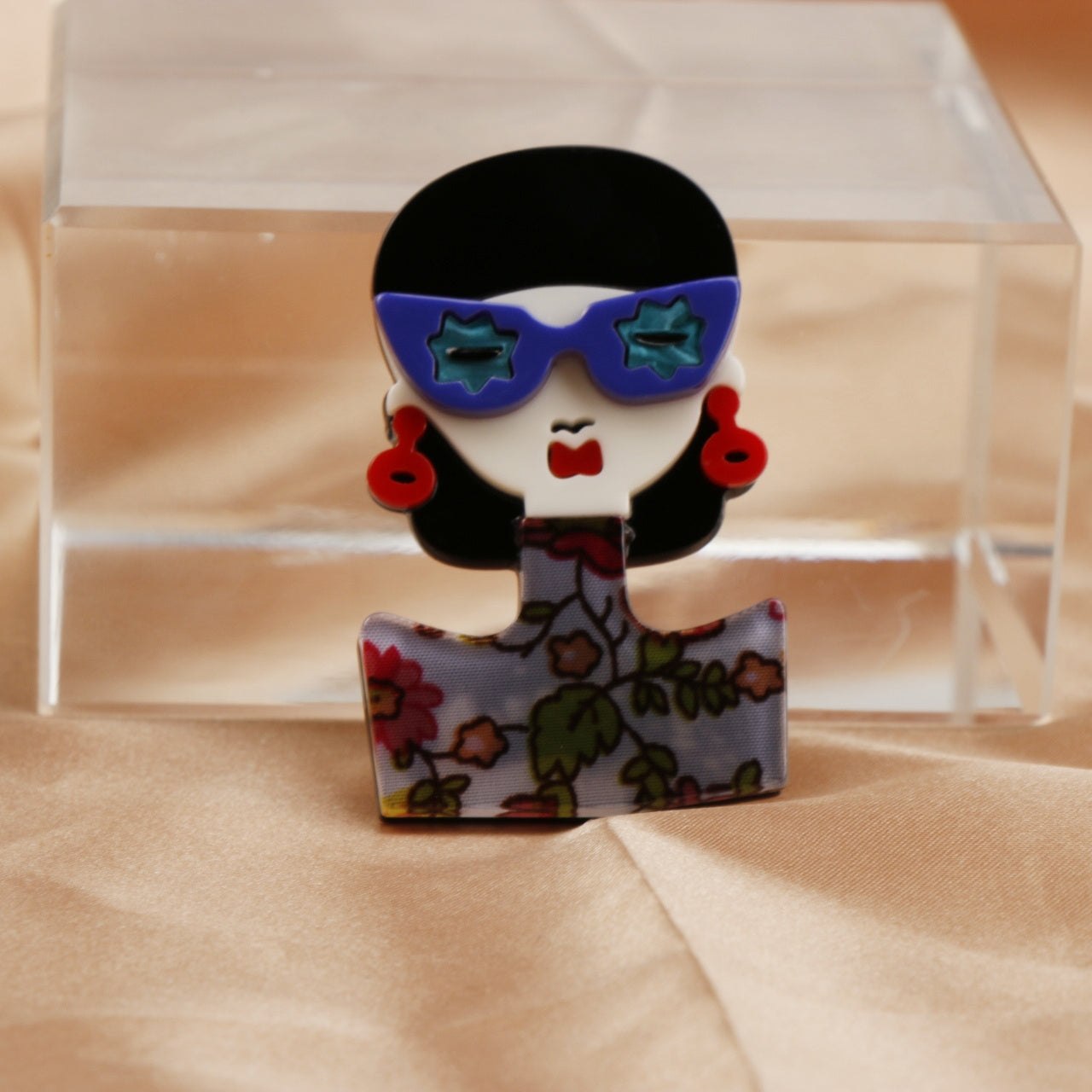 Красная акриловая брошь в форме животного - уникальное модное заявление с классическим дизайном, подходящим как для мужчин, так и для женщин, идеально подходит для формальных или повседневных нарядов.