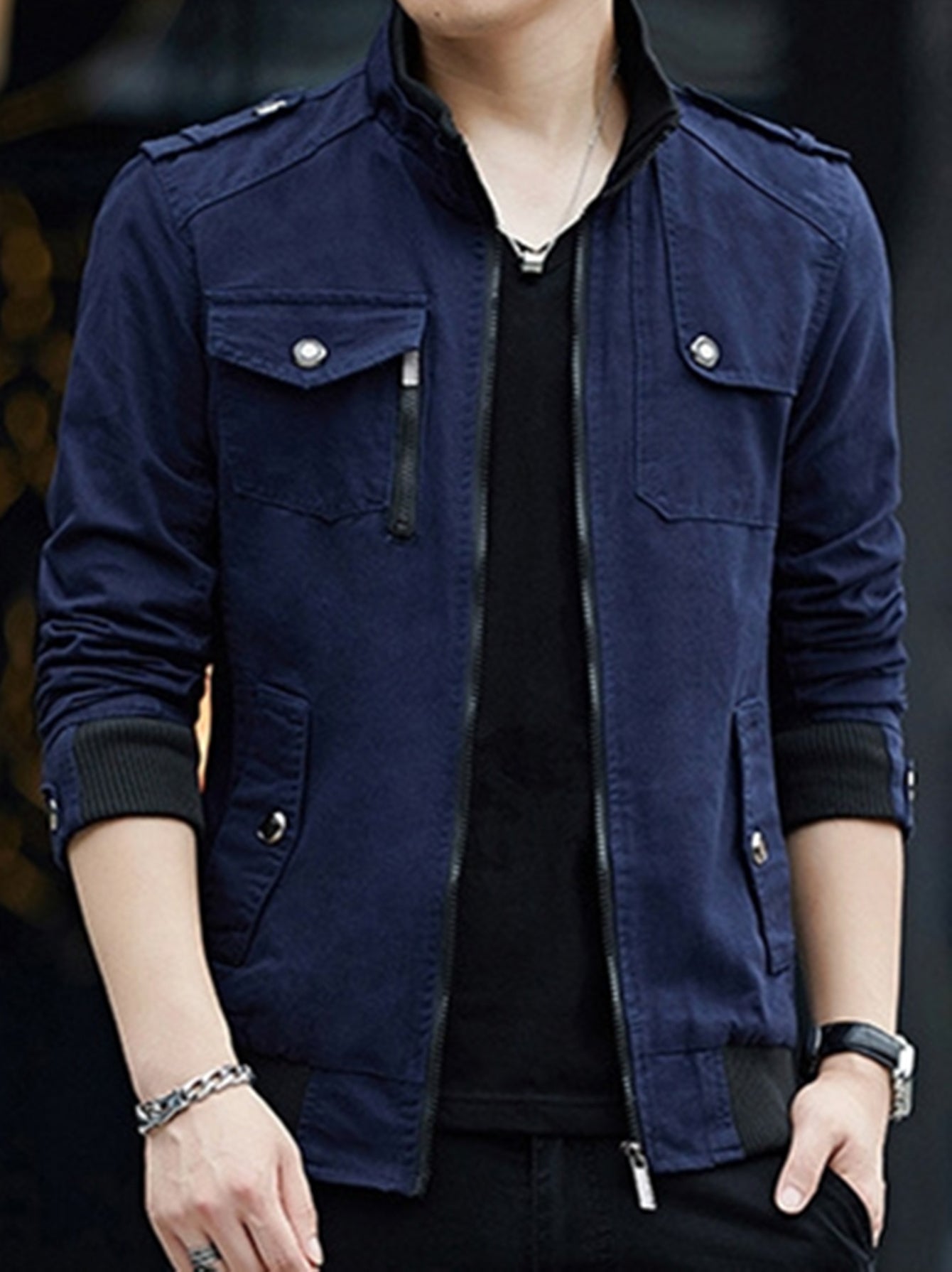 Erkaklar uchun bir rangli kargo jakketi, ko'p cho'ntakli dizayn, zamonaviy uzun qo'lqopli turli xil ko'ylak. Tashqi faoliyatlar uchun mukammal, ajoyib sovg'a bo'ladi.