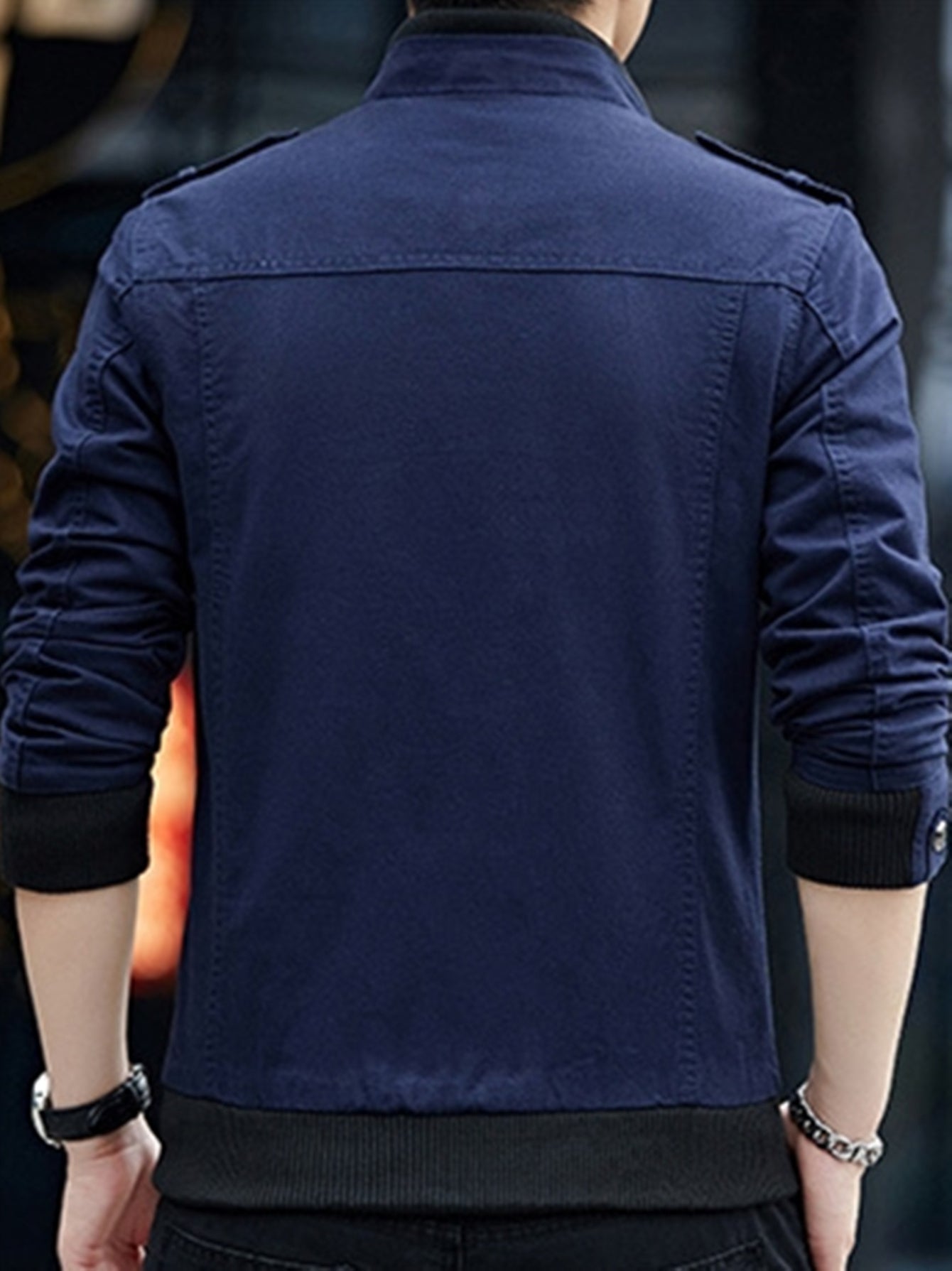 Erkaklar uchun bir rangli kargo jakketi, ko'p cho'ntakli dizayn, zamonaviy uzun qo'lqopli turli xil ko'ylak. Tashqi faoliyatlar uchun mukammal, ajoyib sovg'a bo'ladi.