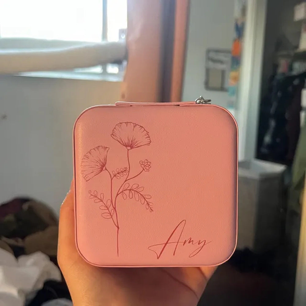 Yuqori sifatli sun'iy charm bilan sayohat uchun zargarlik qutisi, shaxsiy nom va tug'ilgan oy gul dizayni bilan, zippers bilan yopiladi, kuyovlar va onalar uchun sovg'a