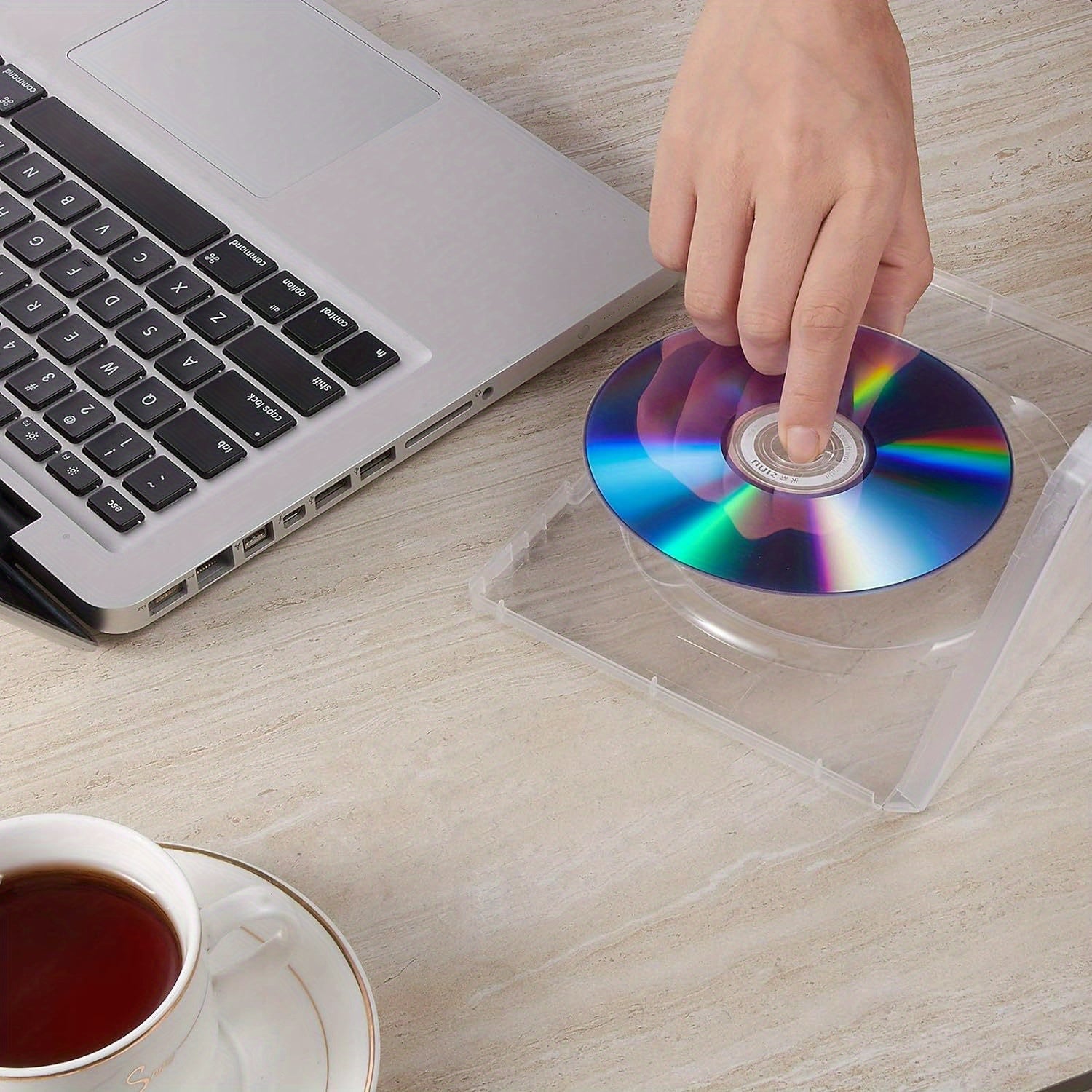 Uchta chizishdan himoyalangan CD/DVD saqlash qutisi, olib tashlanadigan shaffof qopqoq bilan. Oson aniqlash uchun mustahkam PP materialidan tayyorlangan.