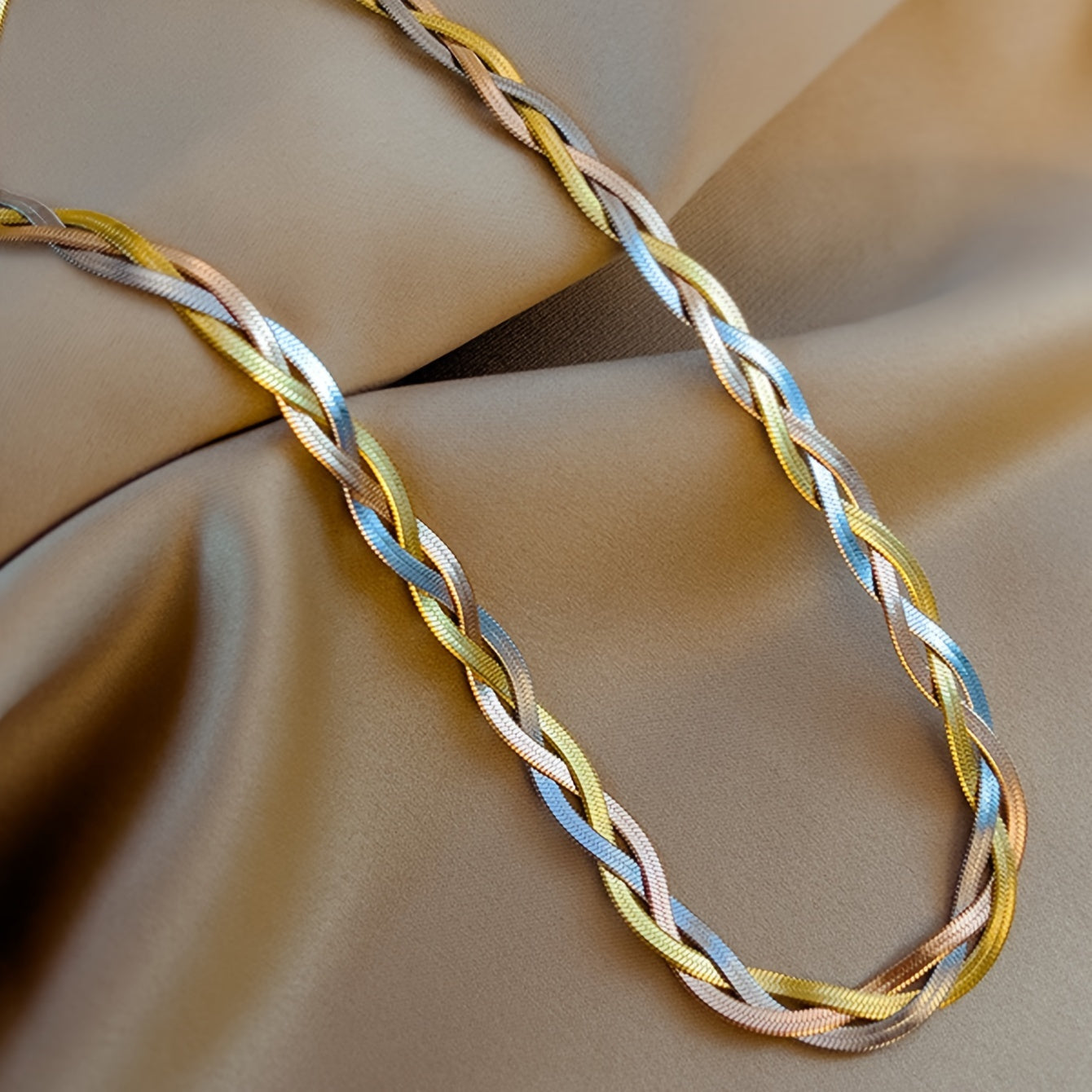 Ayollar uchun burmalangan zanjirli taqinchoq va bilaguzuk bilan vintage 18K oltin qoplamali zargarlik to'plami