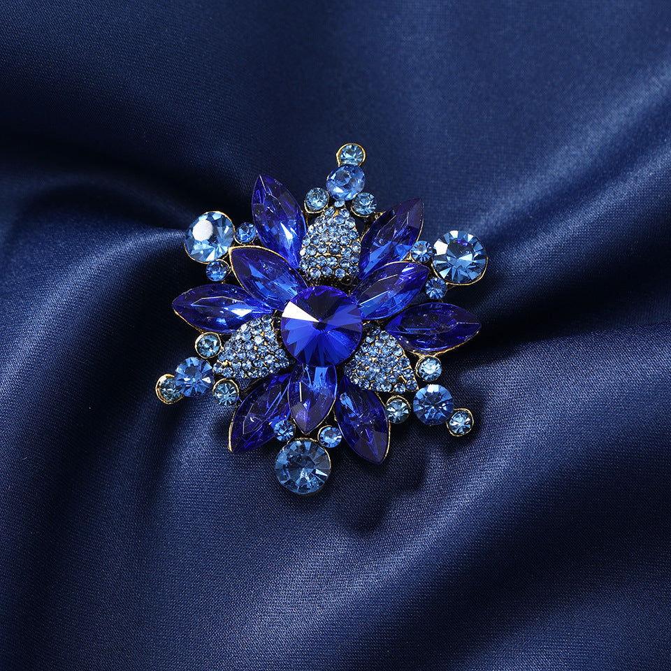 Ayollar uchun nafis hashamatli pin, partiyalar va tadbirlar uchun mukammal - Vintage ilhomlangan kristal va rhinestone gullar broshkasi