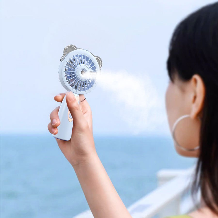 Портативный ручной вентилятор со встроенным аккумулятором, кнопками управления и возможностью зарядки через мини-USB.
