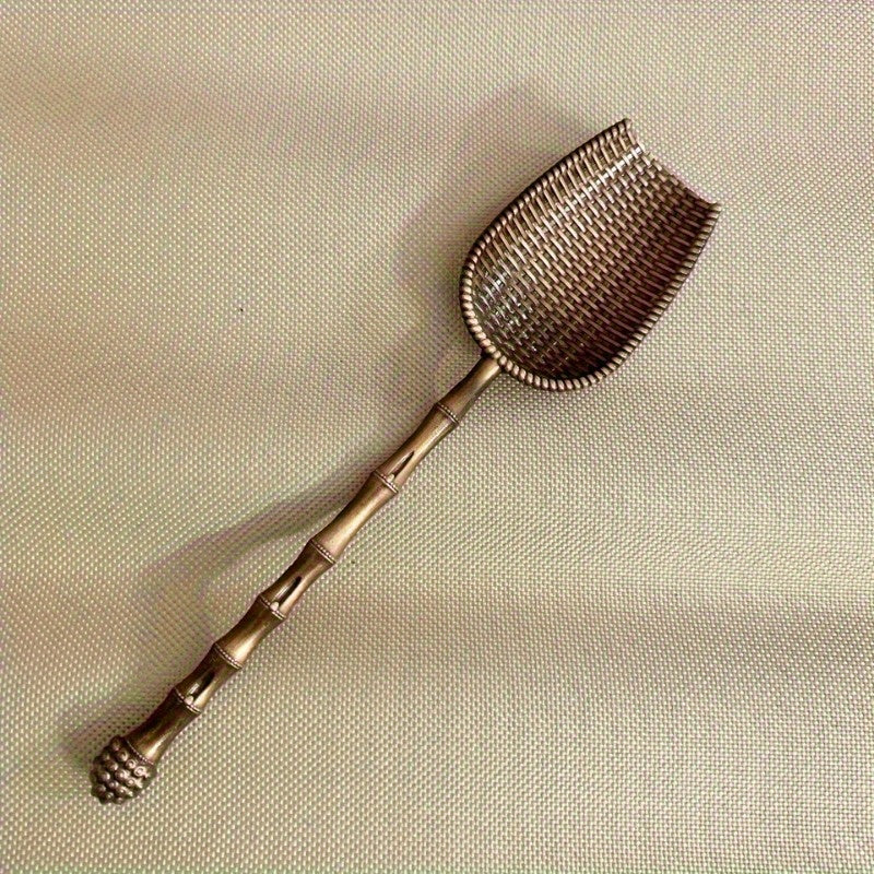 Qulay uzun tutqichi bo'lgan, bo'sh bargli choylar, qahva va ziravorlar uchun zamonaviy vintage metall choy qoshig'i. Uy oshxonasida foydalanish uchun mukammal.