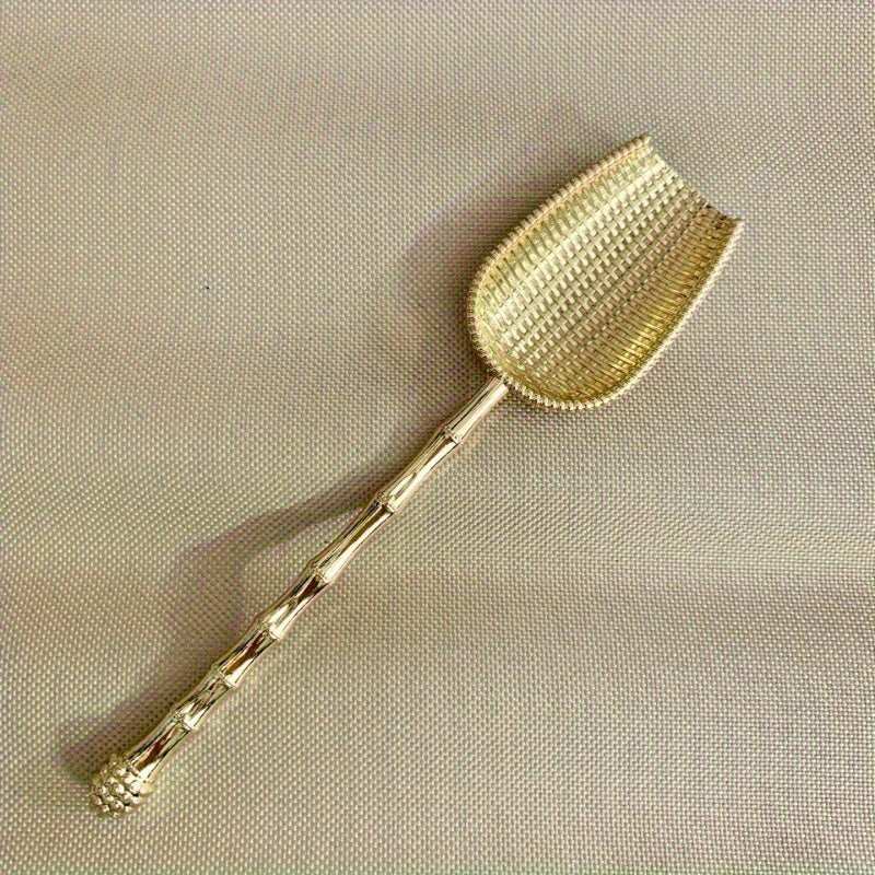 Qulay uzun tutqichi bo'lgan, bo'sh bargli choylar, qahva va ziravorlar uchun zamonaviy vintage metall choy qoshig'i. Uy oshxonasida foydalanish uchun mukammal.