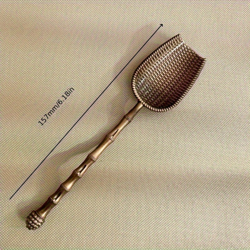 Qulay uzun tutqichi bo'lgan, bo'sh bargli choylar, qahva va ziravorlar uchun zamonaviy vintage metall choy qoshig'i. Uy oshxonasida foydalanish uchun mukammal.