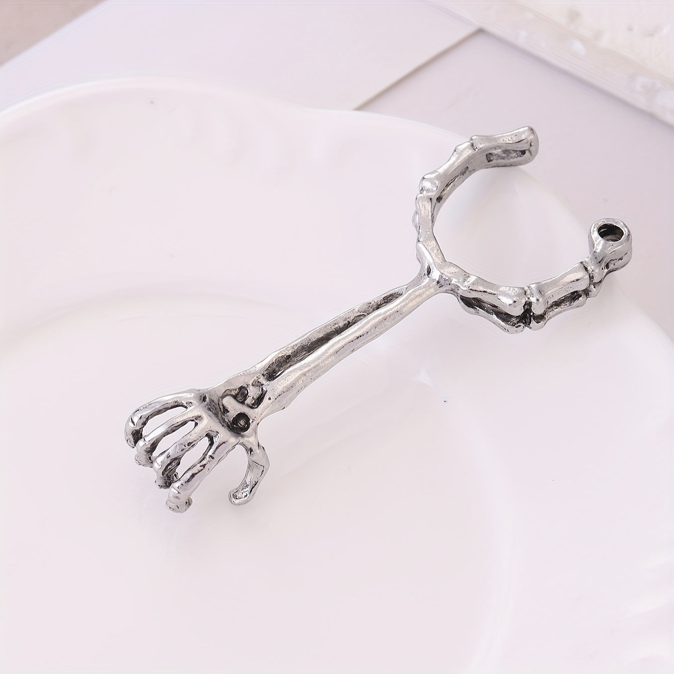 Unisex Metal Hand Bone Smoking Ring Skull Pattern Cigarette Holder
