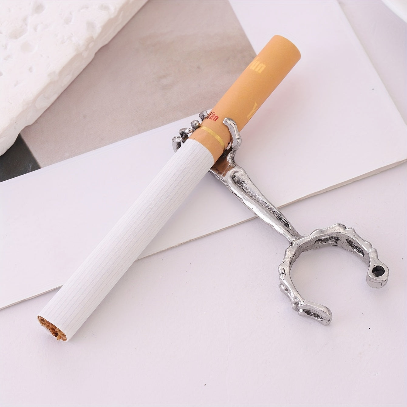 Unisex Metal Hand Bone Smoking Ring Skull Pattern Cigarette Holder