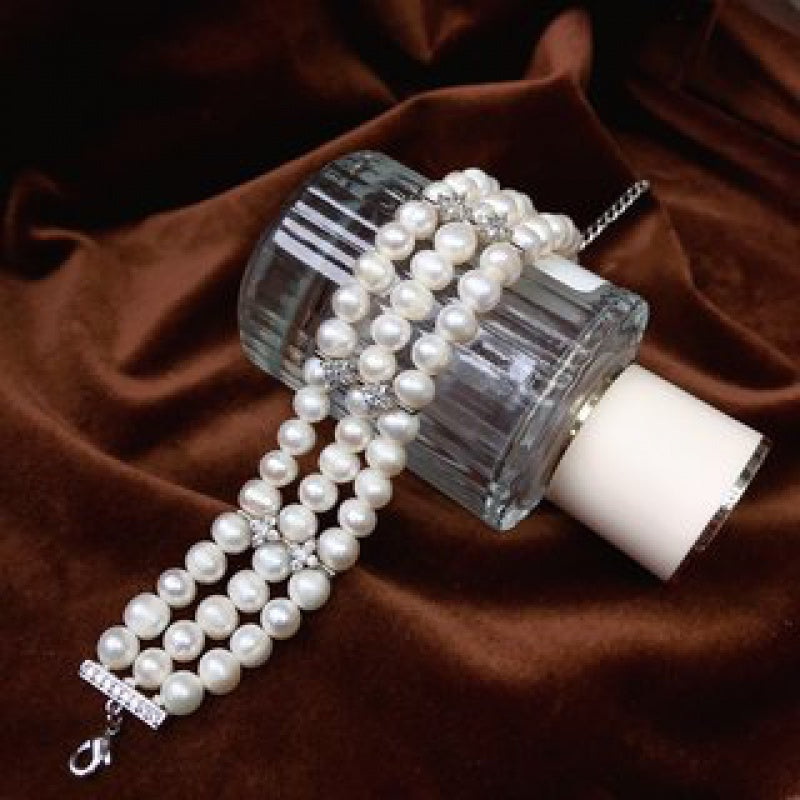 Zamonaviy va nafis, bu ajoyib ko'p qatlamli shirin suv marvaridlaridan tayyorlangan bilaguzuk oddiy chiqishlar va maxsus tadbirlar uchun mos keladi. Bu ajoyib Onalar kuni sovg'asi bo'lib, har bir ayolning moda to'plamida bo'lishi kerak bo'lgan aksessuar.