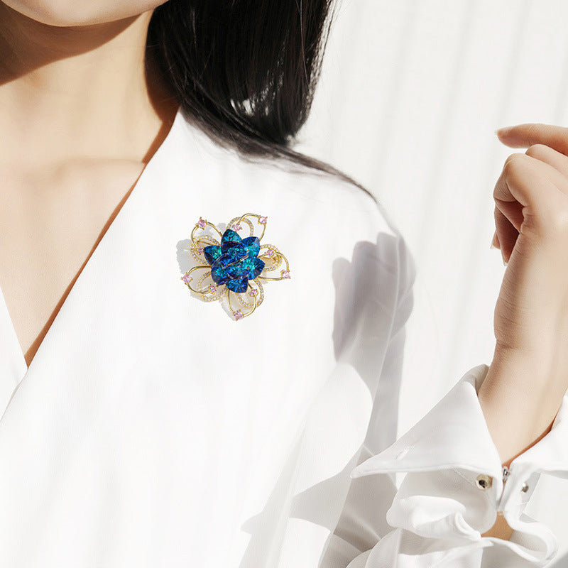 Elegant Flower Brooch with Rhinestones for Ladies Accessories Bags Hats Coats