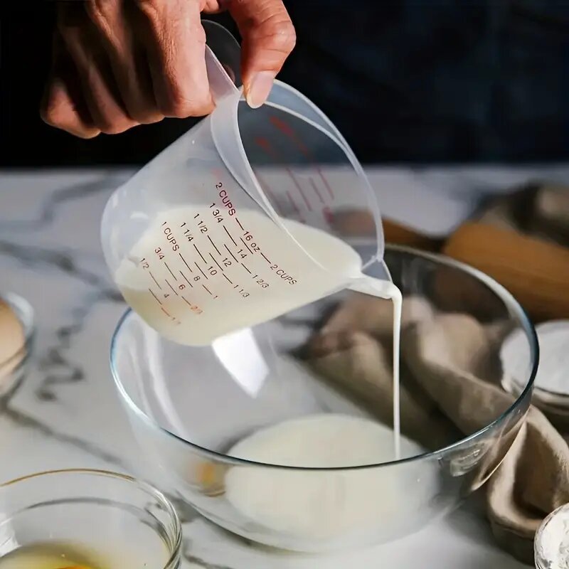 1 ta o'lchov stakani va 5 ta o'lchov qoshiq, to'plangan tutqichlar bilan, aniq pishirish va ovqat tayyorlash o'lchovlari uchun ideal.