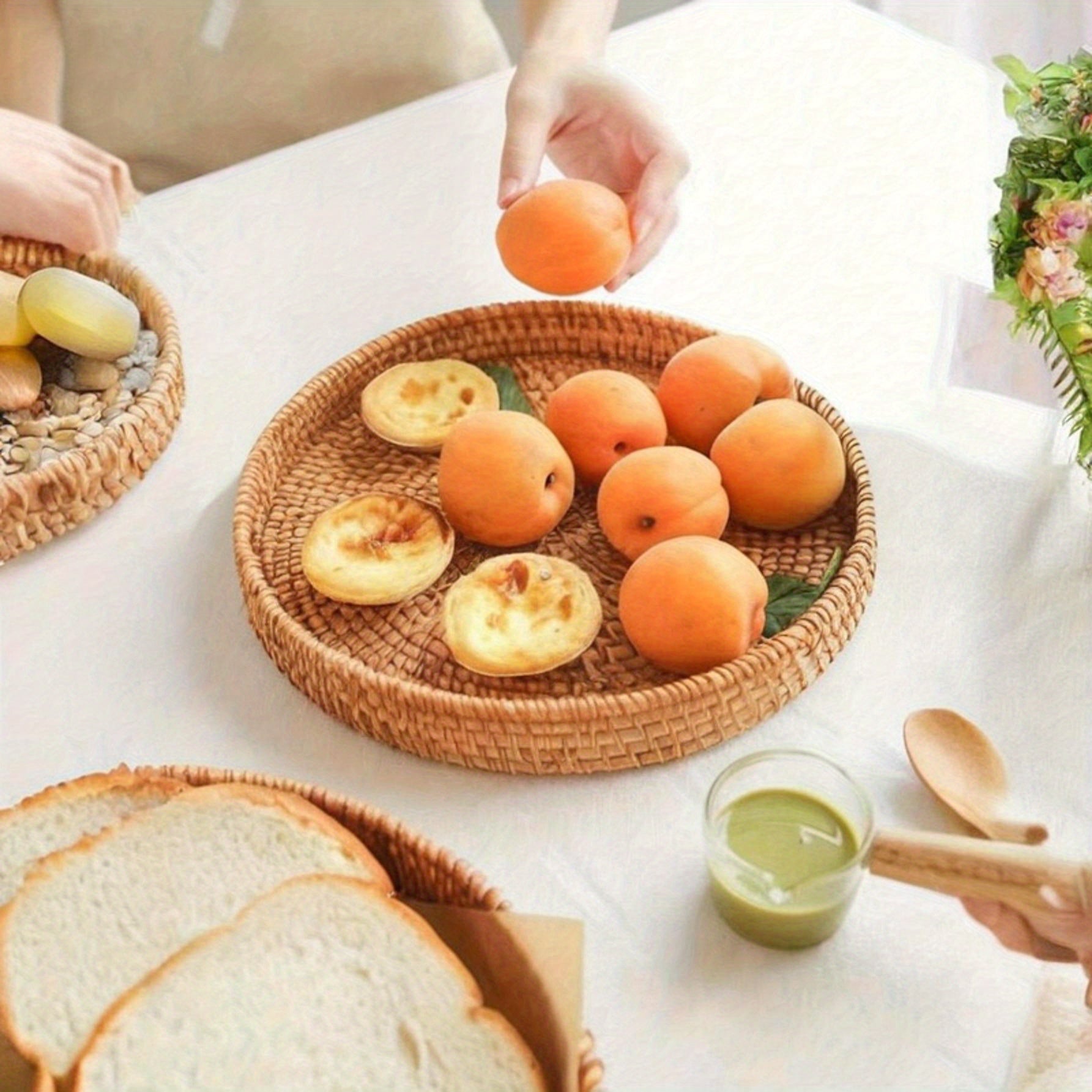 Bandeja redonda de mimbre para servir desayunos, aperitivos y bebidas