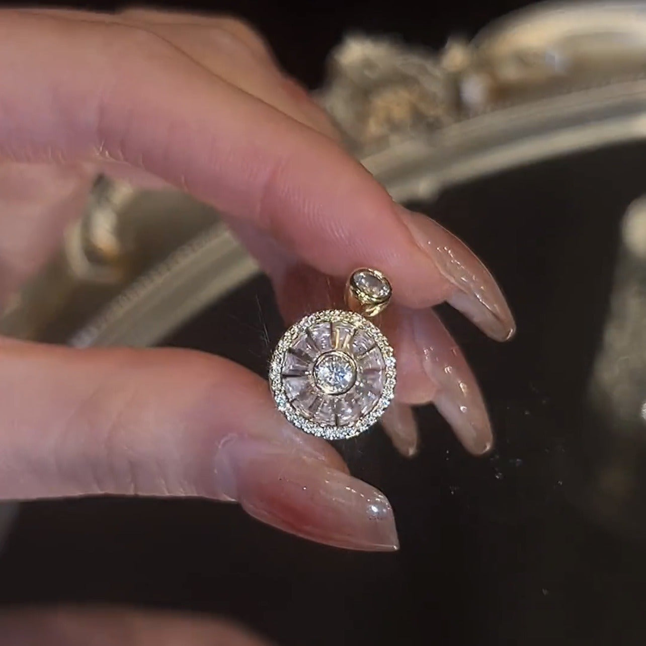 "Hashamatli Ochiq Dizaynli Aylanadigan Kubik Zirkoniya Halqa - Ayollar uchun Nafis va Zamonaviy Tanlov. Partiyalar va Sovgalar uchun Ideal. Yuqori Shakl va Yengil Hashamatli Dizaynni O'z ichiga Oladi."