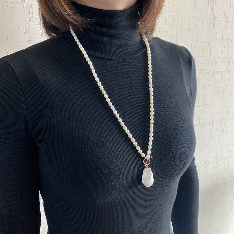 Vintage uslubidagi Freshwater Baroque Pearl Necklace OT Clasp bilan, nafislik va jozibani tarqatadi. Ushbu abadiy asar partiyalar uchun mukammal va ajoyib sovg'a bo'ladi. Tasodifiy sovg'a qutisi bilan birga keladi, kuzda sovg'a berish uchun ideal.