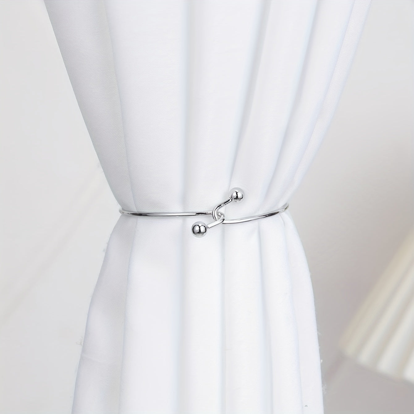 2-компонентный набор прочных занавесок с держателями из цинкового сплава с шариковыми наконечниками в классическом стиле, идеально подходящий для добавления изящества в ваш домашний или офисный декор.