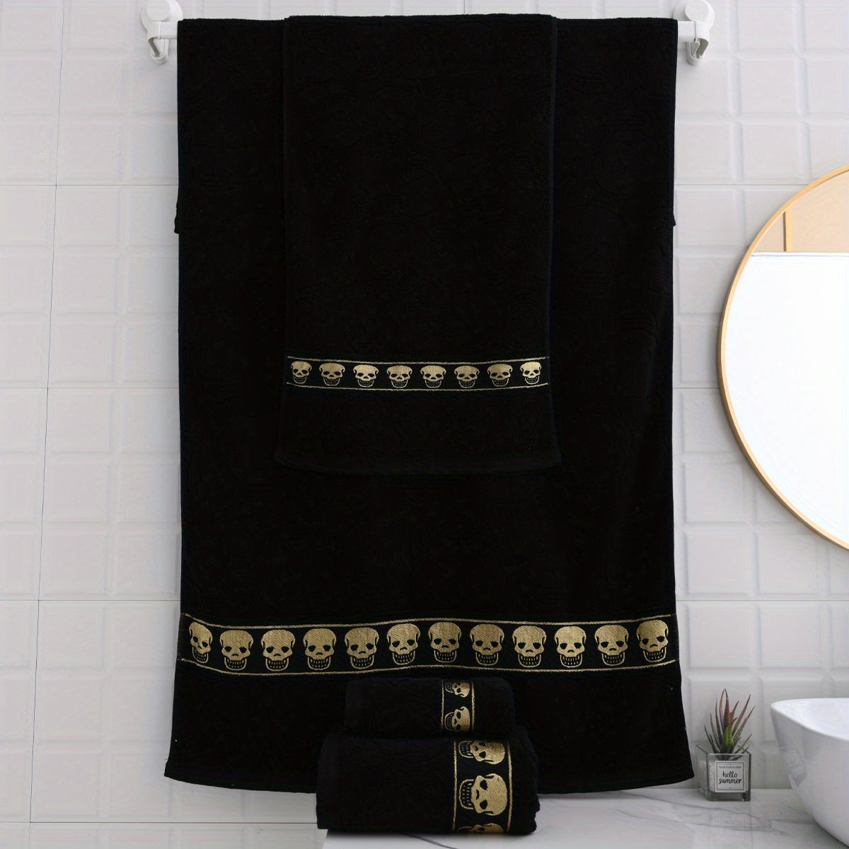 4 dona Halloween Kuni Mavlud to'pi paxta skull jacquard velur sochiqlar, 2 dona 40*75 sm o'lchamda va 2 dona 70*140 sm o'lchamda. Katta juftliklar uchun mos, bu sochiqlar ajoyib Sevishganlar Kuni sovg'alari bo'lib, umumiy foydalanish uchun mukammaldir.