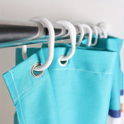 30 ta plastik dush pardasi tutqichlari, C-shaklidagi halqalar va oson harakat qilish uchun mustahkam tugmachali yopilish.