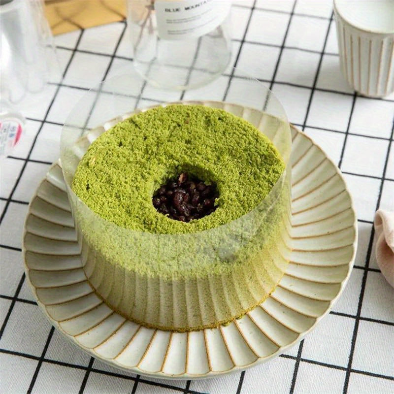 Shaffof asetat shokoladli konfet pishirish filmi bilan tayyorlangan qayta ishlatiladigan PET tort qopqog'i, qulflanishi bilan, muzlatgichda saqlash uchun mos. O'lchamlari 8 sm x 10 m yoki 10 sm x 10 m da mavjud.