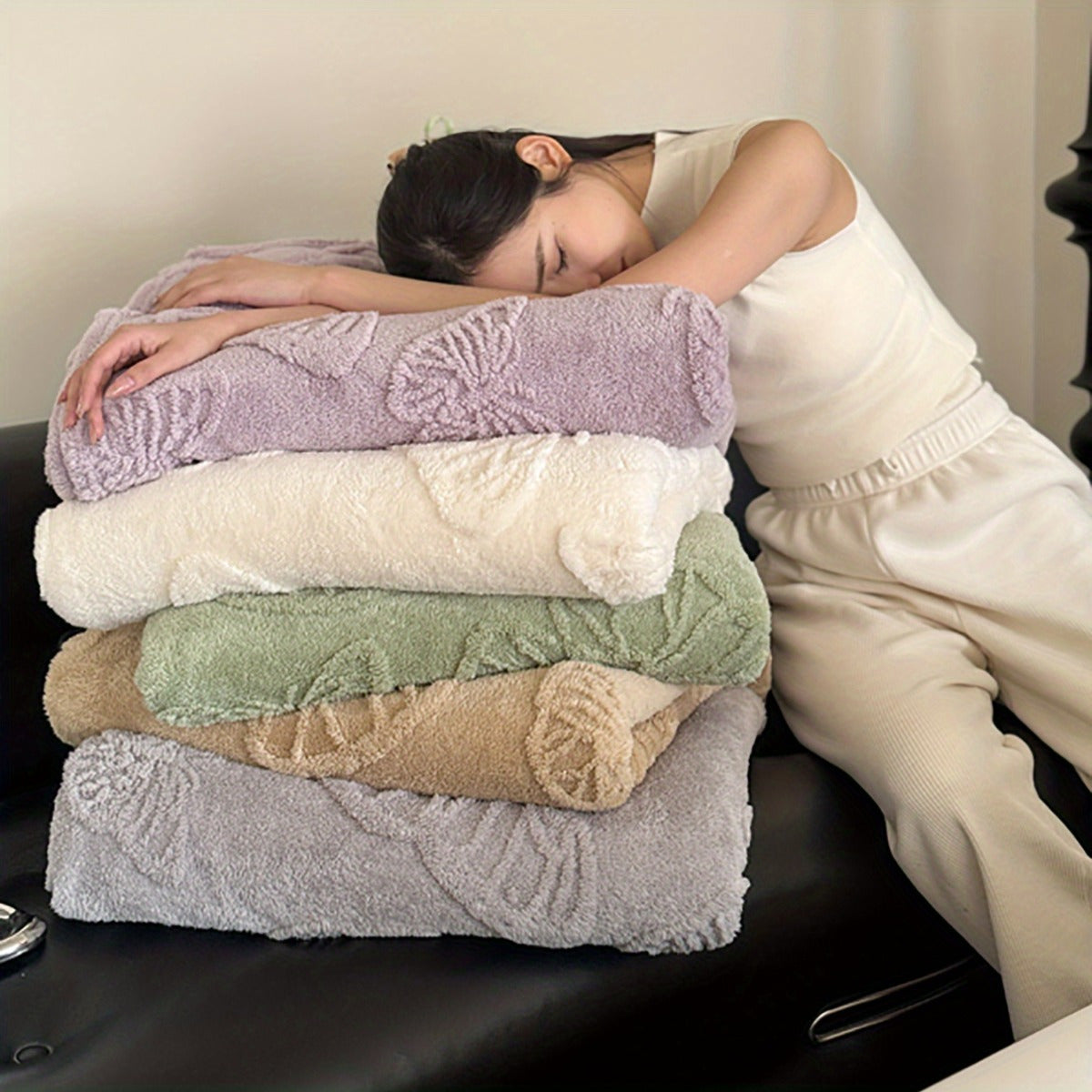 Универсальное и гипоаллергенное ультра-мягкое жаккардовое одеяло в виде бабочки из искусственной овечьей шерсти. Идеально подходит для декора спальни, гостиной или общежития.