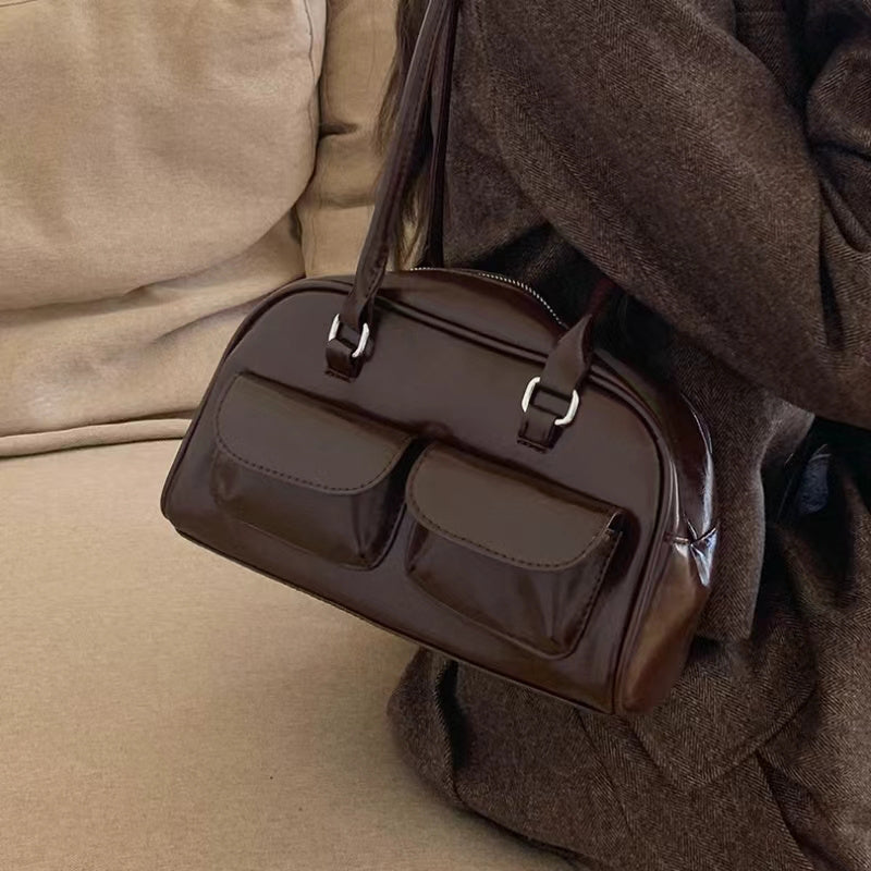 Zamonaviy ayollar uchun retro yelka sumkasi, katta sig'imli, porloq qoplama, zip yopilishi, bir rangda (qora/kolada/oq/ko'k). Ishga borish va har kuni foydalanish uchun ideal, yangilik sumkasi.