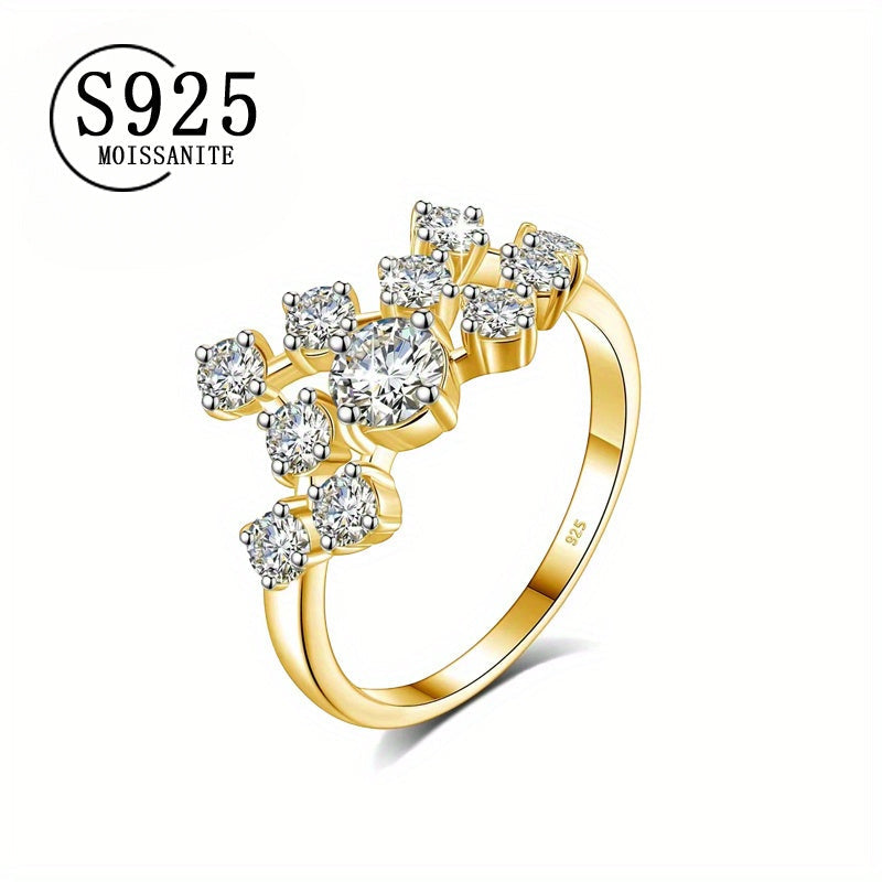 Zamonaviy Vintage 18K Oltin Qoplangan 925 Sterling Kumush Moissanite Halqa 1.5 Karat - Genderga mos Har kuni kiyish uchun zargarlik buyumlari, Mardi Gras, Yubileylar va Sevgi Kuni uchun mukammal. LOVESSOM dan Sovg'a Qutisi bilan birga.