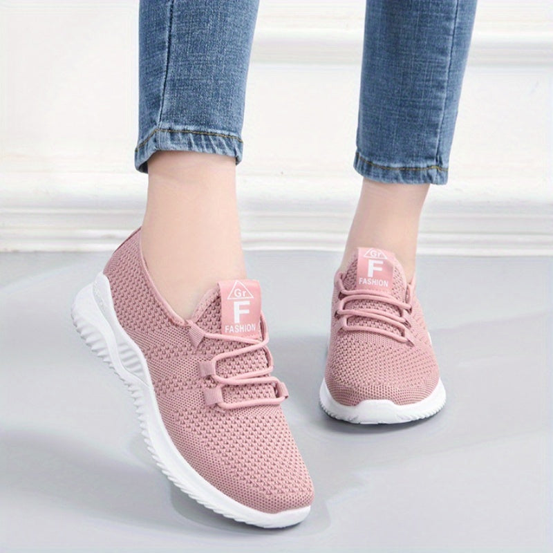 Одна пара легких, дышащих женских спортивных туфель, подходящих для отпуска.