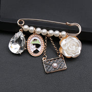 Chic vintage uslubidagi qora tassel brosh pin, rhinestone va emal qoplamasi bilan bezatilgan - Zamonaviy multfilm dizayni, ayollar kiyimlari va sumkalar uchun nafis bezak.