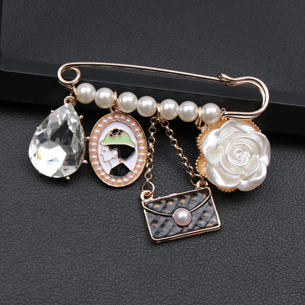 Chic vintage uslubidagi qora tassel brosh pin, rhinestone va emal qoplamasi bilan bezatilgan - Zamonaviy multfilm dizayni, ayollar kiyimlari va sumkalar uchun nafis bezak.