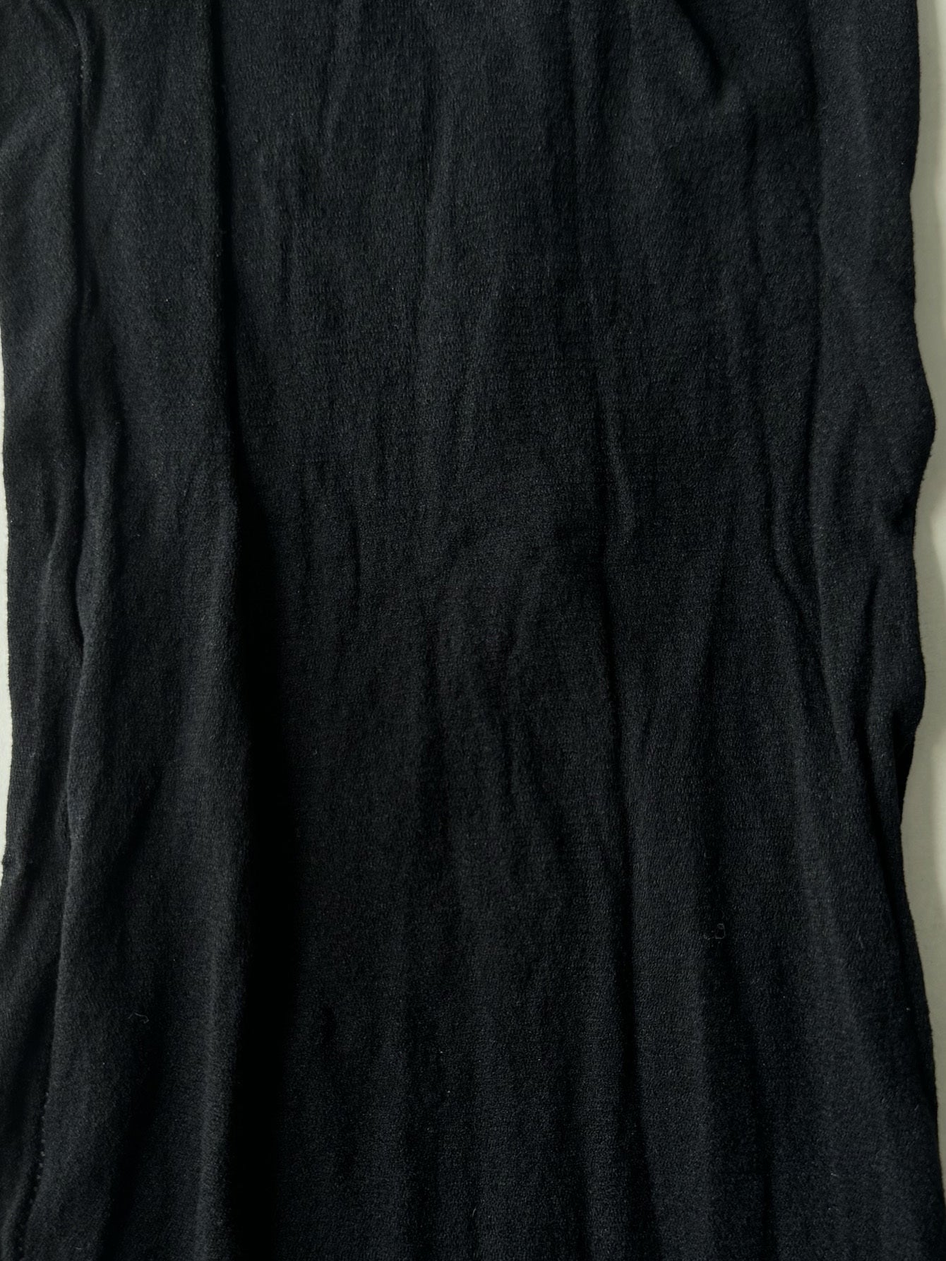 Kattalar uchun o'lchamdagi bodysuit, baliq tarmog'i legginslari va shaffof to'qimachilikda lenta bilan detallangan