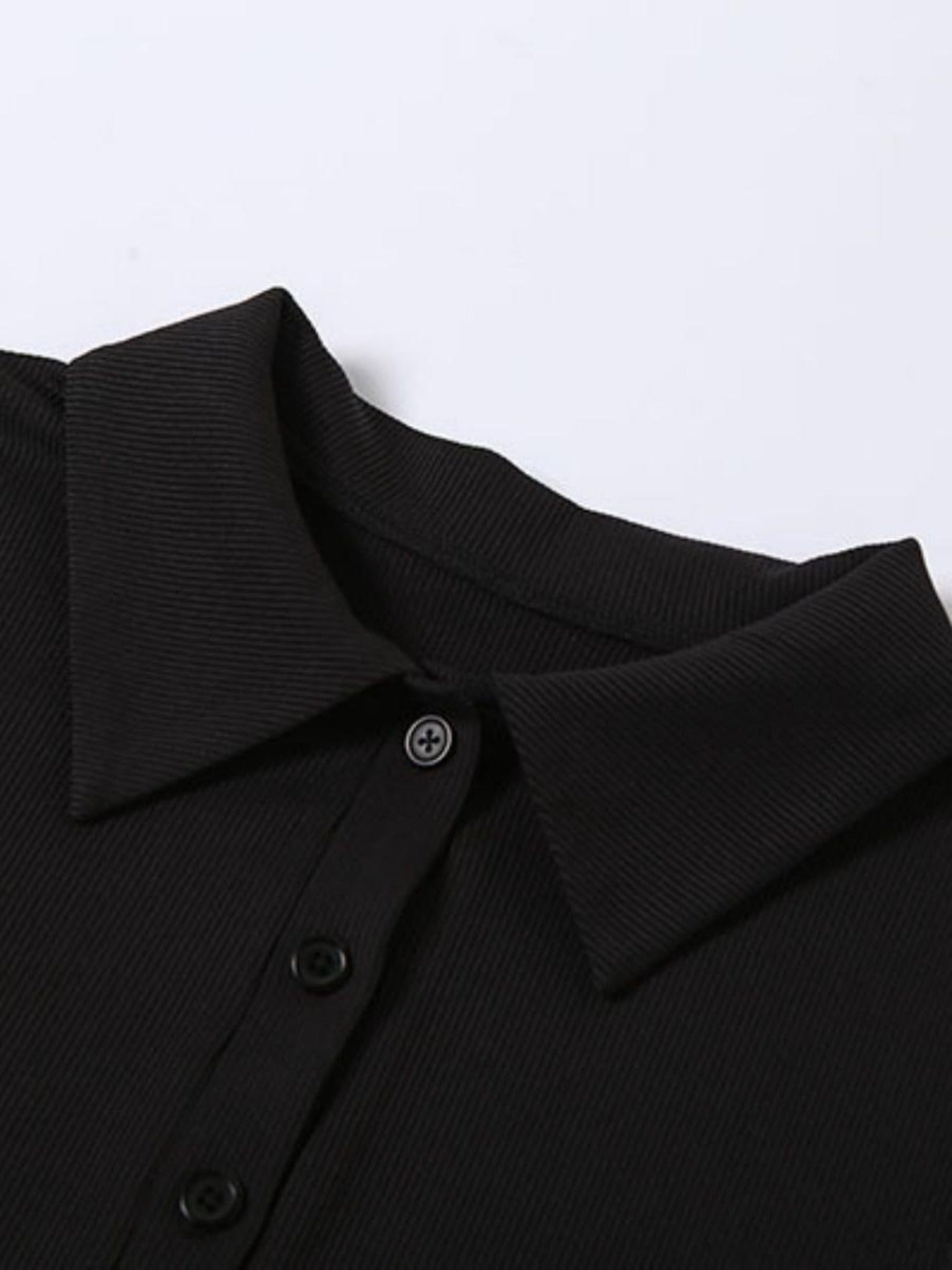 Chic ayollar uchun tugmachali bo'yinli ko'ylak, qisqa yeng, ribbed to'qima, yon yirtilish - yoz uchun ideal