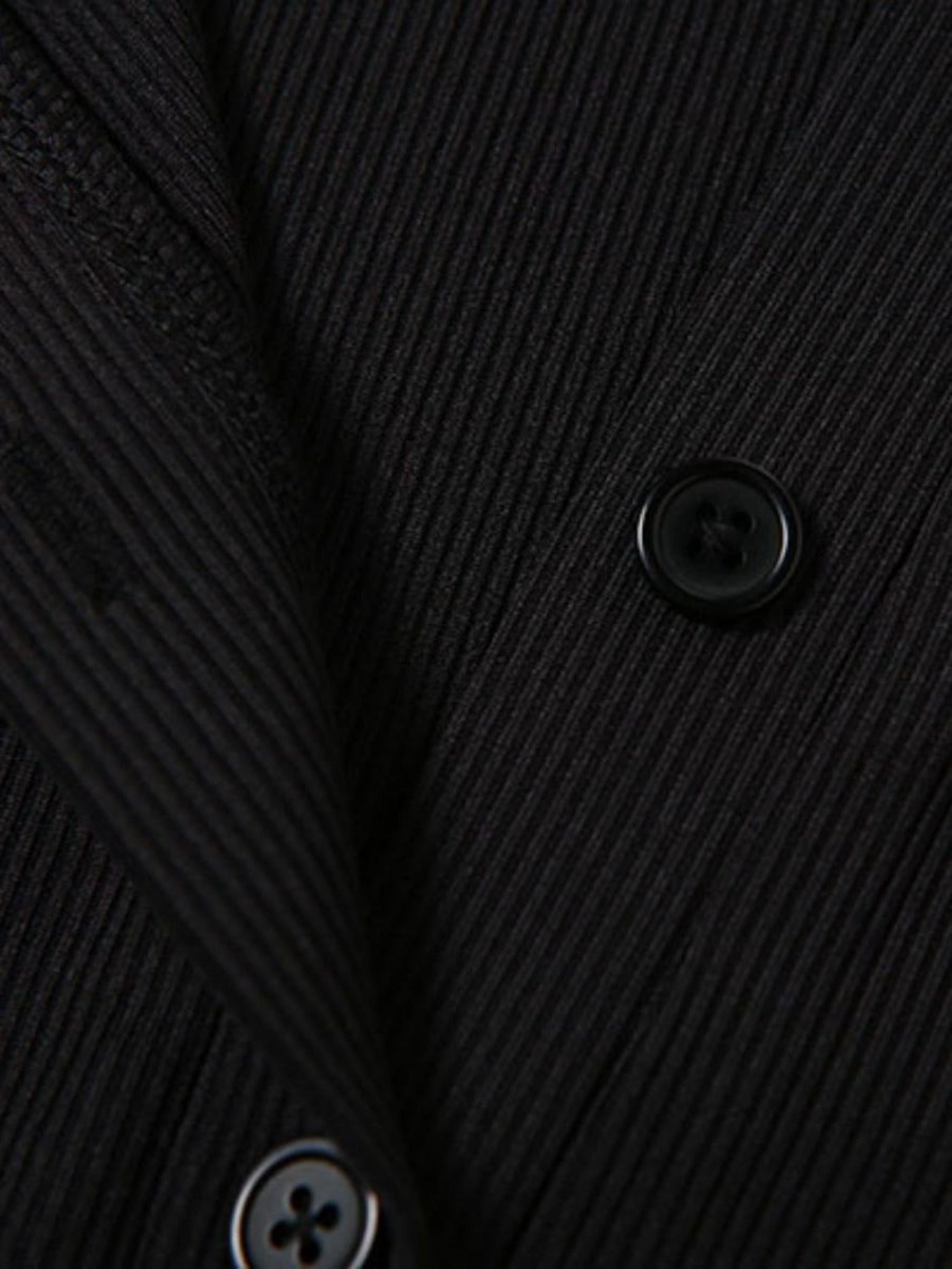 Chic ayollar uchun tugmachali bo'yinli ko'ylak, qisqa yeng, ribbed to'qima, yon yirtilish - yoz uchun ideal