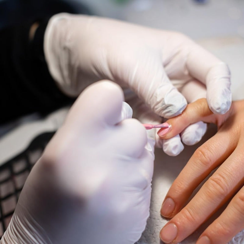 Высококачественные хозяйственные белые перчатки, подходят для обработки пищевых продуктов, парикмахерских, косметических, для уборки дома и одноразовой одежды. Доступны в упаковках по 50 или 100 штук. Изготовлены из прочного нитрилового материала.