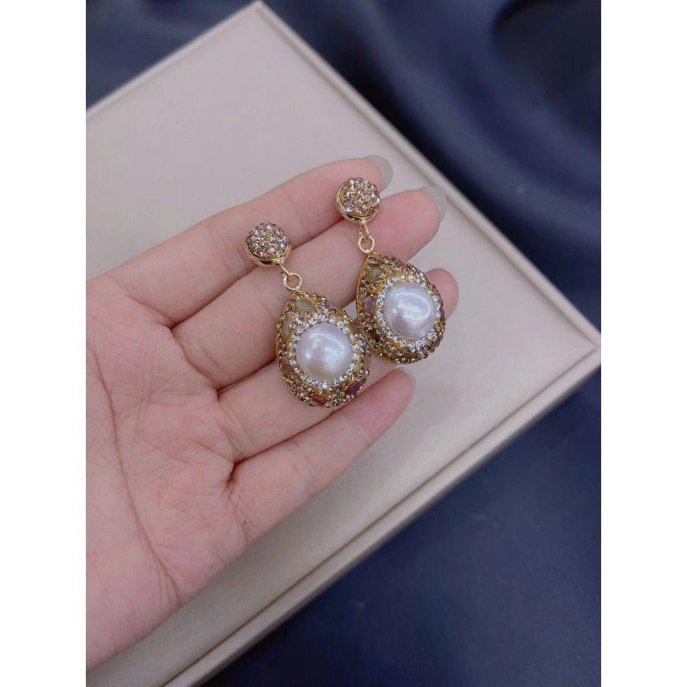 Zarif Barokko ilhomlangan zargarlik to'plami, yuqori sifatli Chex rhinestones bilan, zanjir, uzuk, sirg'a va sviter zanjirli pandentni o'z ichiga oladi.