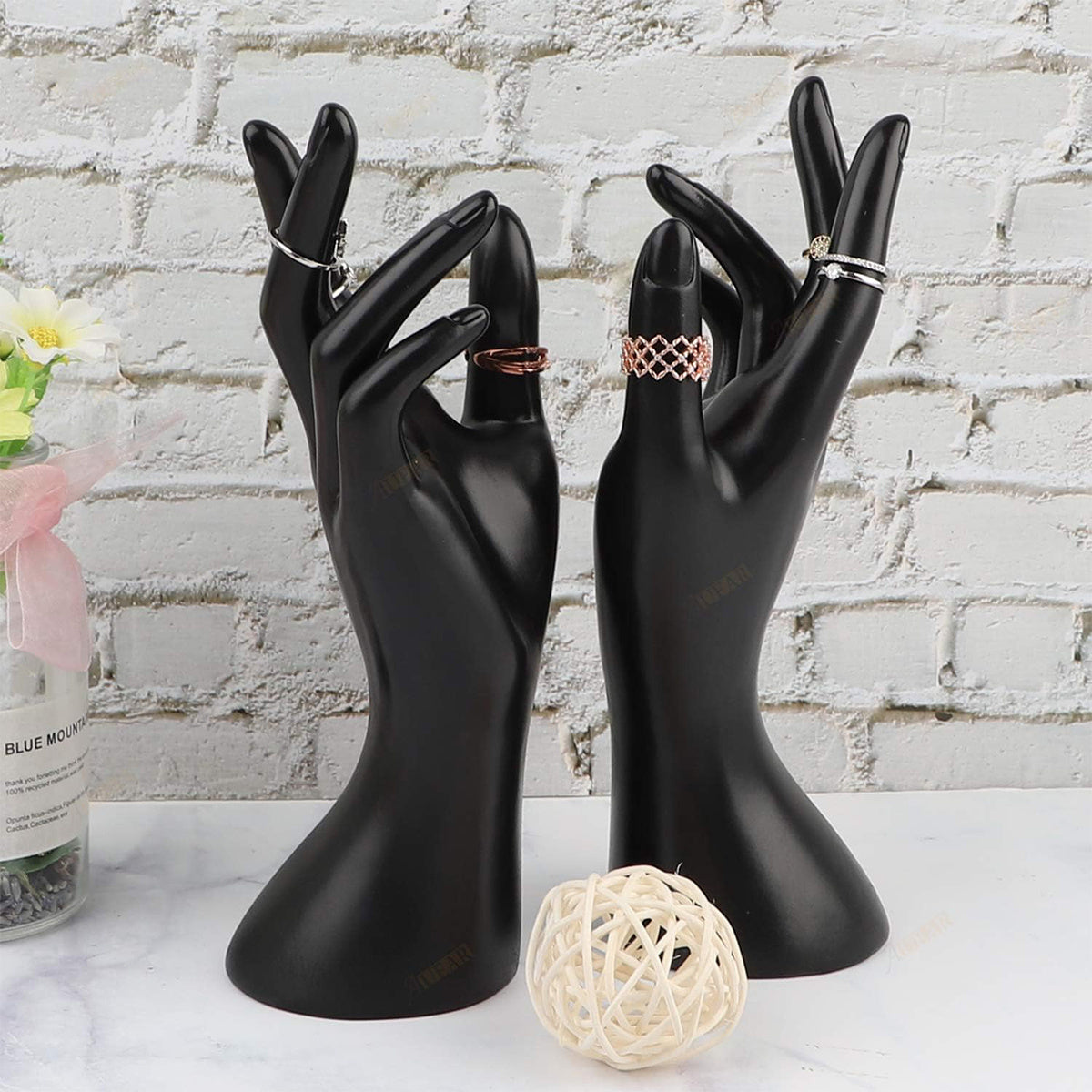 Qo‘l shaklidagi zargarlik buyumlari uchun turadigan tokcha, uzuklar, bilaguzuklar va taqinchoqlar uchun namoyish va tashkil etuvchi