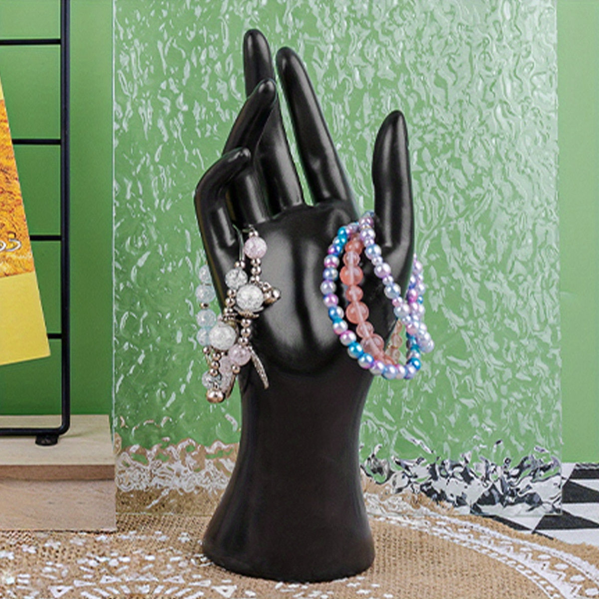 Qo‘l shaklidagi zargarlik buyumlari uchun turadigan tokcha, uzuklar, bilaguzuklar va taqinchoqlar uchun namoyish va tashkil etuvchi